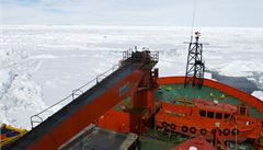 Pohled na uvízlý ínský ledoborec z paluby lodi Aurora Australis