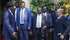 Jihosúdánský prezident Salva Kiir (zcela vlevo) vítá svj súdánský protjek Umara Baíra (zcela vpravo).