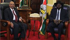 Súdánský prezident Umar Baír (vlevo) na oficiální návtv v Jiním Súdánu. Vpravo jihosúdánský prezident Salva Kiir