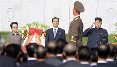 Kim ong-un (vpravo) se svou tetou Kim Kjong-hi (vlevo) na archivním snímku. Uprosted premiér KLDR Pak Pong-ju.