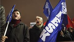 Demonstranti v ulicích Istanbulu poadují kvli korupnímu skandálu rezignaci vlády. 