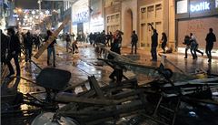 Protivládní demonstranti stavjí barikády v ulicích Istanbulu.