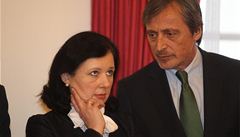 Věra Jourová a Martin Stropnický (ANO) při podepisování koaliční smlouvy.