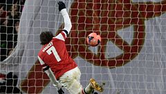 Tomá Rosický skóruje do sít Tottenhamu