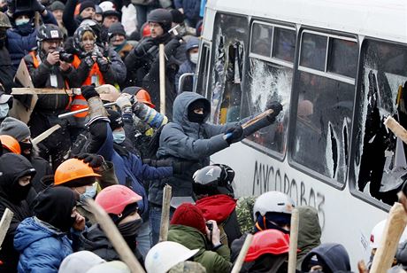 Demonstranti se naili se tak pevracet policejn autobusy. 