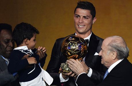 Cristiano Ronaldo pebírá v pítomnosti svého syna Zlatý mí za rok 2013