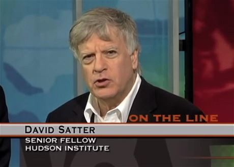 Americký noviná Davis Satter ve vysílání stanice VOA News.
