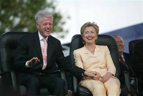 Manelé Hillary a Bill Clintonovi na archivním snímku z roku 2005.