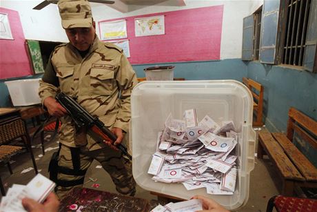 Egypané schvalovali v referendu novou ústavu. Voják dohlíí na sítání volebních lístk.