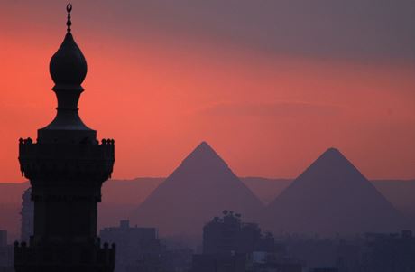 Západ slunce nad egyptskými pyramidami.