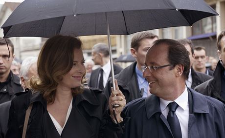 Francoise Hollande a jeho druka Valerie Trierweilerová. Po propuknutí skandálu s Hollandovou milenkou skonila Trierweilerová v nemocnici.