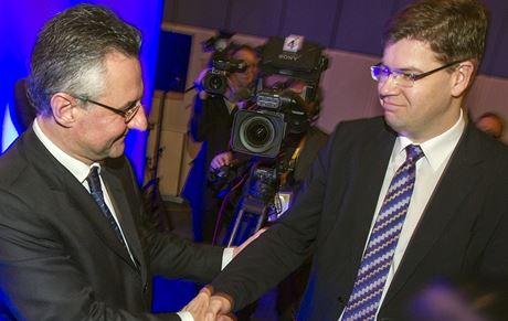 Vítz volby o první místopedsedu strany Jan Zahradil si potásá rukou s poraeným Jiím Pospíilem.