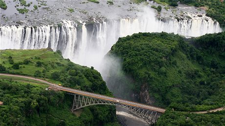 Most pes eku spojuje Zimbabwe se Zambi.