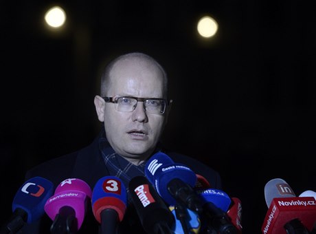 éf sociální demokracie a pítí premiér Bohuslav Sobotka dorazil krátce ped 16:00 za prezidentem Miloem Zemanem na Hrad, kde spolu oba zhruba hodinu a pl diskutovali. 