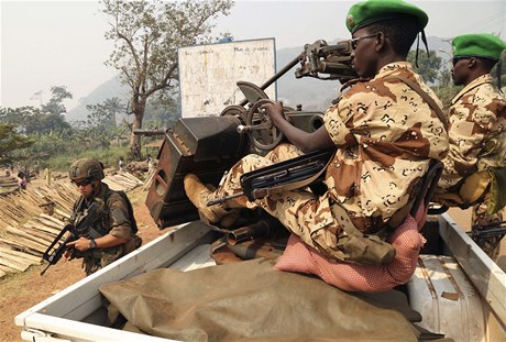 Mezinárodní vojenské síly v SAR. Vlevo francouzský voják, vpravo písluníci mírových sil Africké unie z adu.