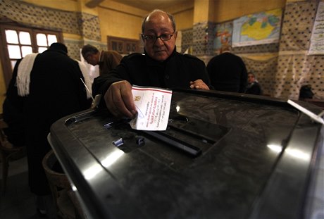V Egypt v úterý ráno zaalo dvoudenní referendum o nové ústav, která má nahradit základní zákon s výraznými islámskými prvky.