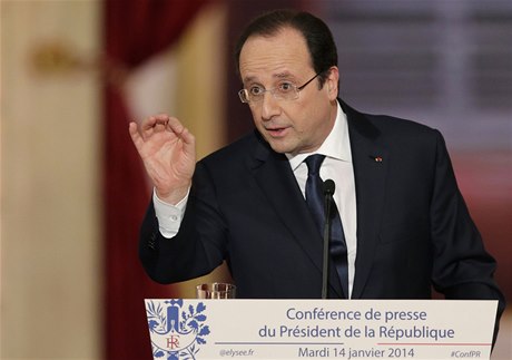 Francouzský prezident François Hollande hovoří k novinářům na tiskové konferenci v Paříži.
