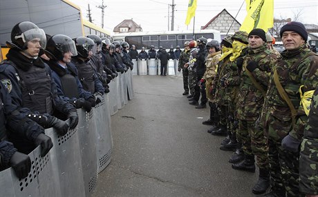 Ukrajinské bezpenostní jednotky v pohotovosti.