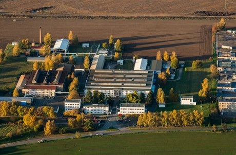 Letecký pohled na podnik Sklostroj v Turnov.