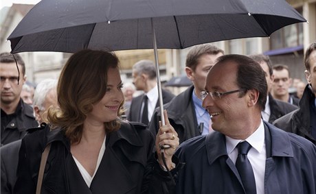 Francoise Hollande a jeho druka Valerie Trierweilerová. Po propuknutí skandálu s Hollandovou milenkou skonila Trierweilerová v nemocnici.