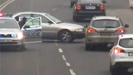Mladík v Audi s run malovanou registraní znakou uniká policii ulicemi Prahy.