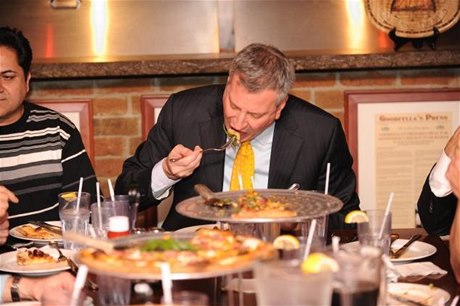 Starosta New Yorku během návštěvy jedné z restaurací jedl vidličkou a nožem, zatímco správný Newyorčan by ji měl jíst rukama.
