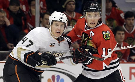 Johnathan Toews (Chicago), vpravo, v souboji s Hampusem Lindhomem (Anaheim), vlevo.