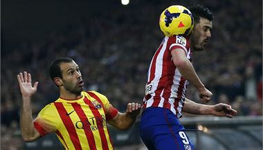 Javier Mascherano a hlavikujc David Villa.