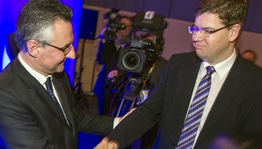 Vítěz volby o první místopředsedu strany Jan Zahradil si potřásá rukou s poraženým Jiřím Pospíšilem.