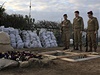 Po smutením ceremoniálu se konvoj s rakví vydá na aronovu oví farmu na jihozápad Izraele, kde bude expremiér pohben. Rakev na místo dopraví osm generál izraelské armády, mezi nimi zástupce náelníka generálního tábu armády Gadi Ejzenkot a velitelé 