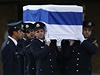 Armádní dstojníci nesou na ramenou aronovu rakev, zahalenou do izraelské vlajky.
