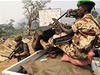 Mezinárodní vojenské síly v SAR. Vlevo francouzský voják, vpravo písluníci mírových sil Africké unie z adu.