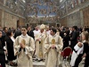 Pape Frantiek odchází ze Sixtinské kaple, kde poktil 32 novorozenc.