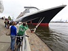 Queen Mary 2 v hamburském pístavu.