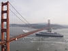 Queen Mary 2 pluje pod slavným mostem Golden Gate v San Francisku.