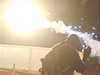 Proevroptí demonstranti házejí raketu na poádkovou policii