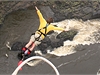 Jeden ze záitk u Viktoriiných vodopád je 111 m hluboký bungee jumping.