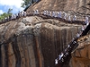 Sigiriya je vyhledávaným poutním místem. Zvlá o víkendech je tu hodn plno.