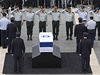 Generálové izraelské armády ped rakví bývalého premiéra