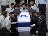 lenové Stráe Knesetu nesou rakev zahalenou do izraelské vlajky