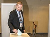 Petr Fiala u hlasovací urny.