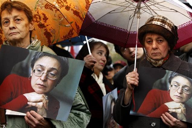 Demonstranti dr�í portrét zavra�d�né noviná�ky Anny Politkovské