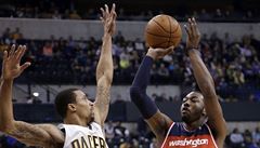 John Wall (vpravo) se snaí prosadit pes Georga Hilla z Indiany.