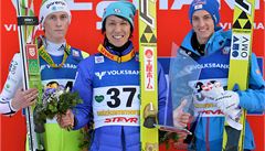 Japonský skokan na ly�ích Noriaki Kasai (uprost�ed).