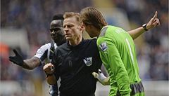 Branká� Newcastlu Tim Krul v debat� s rozhod�ím.