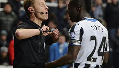 Cheick Tiote diskutuje s rozhod�ím.