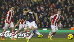 Steven Gerrard prom��uje penaltu.