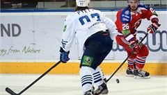 Michal �epík z týmu Lev Praha (vpravo) a Logan Pyett z Vladivostoku