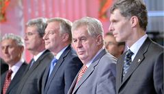 Prezident Milo� Zeman (druhý zprava) se 16. ledna v Praze setkal se zástupci �eského olympijského výboru (�OV). Na snímku vpravo je p�edseda �OV Ji�í Kejval, t�etí zleva ministr obrany v demisi Vlastimil Picek.