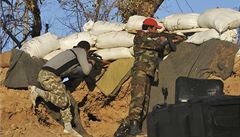 Bojovníci Svobodné syrské armády za barikádami v Rakce.